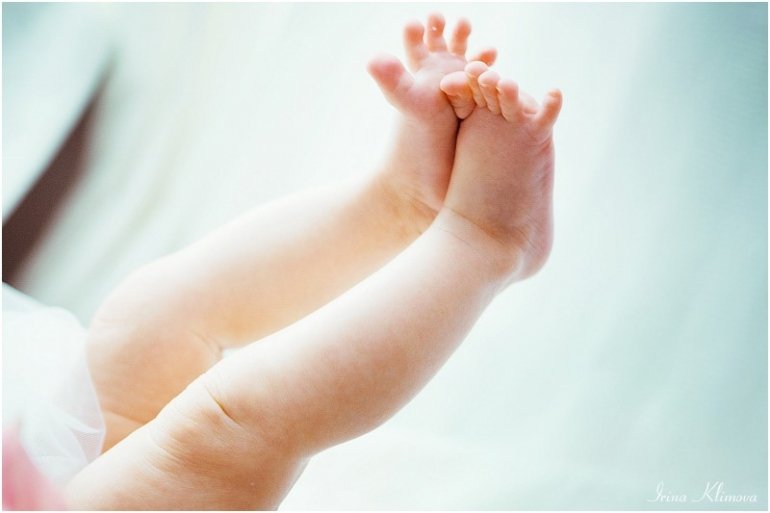 Догляд за ніжками новонародженого