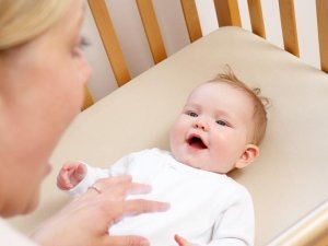 Як слід тримати новонародженого стовпчиком?