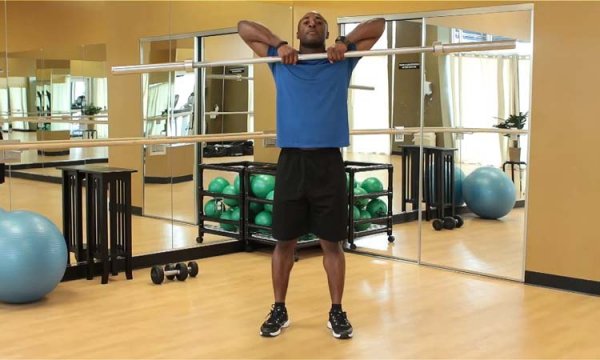 Які вправи допоможуть розробити плечі?