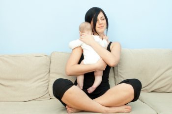 Як слід тримати новонародженого стовпчиком?