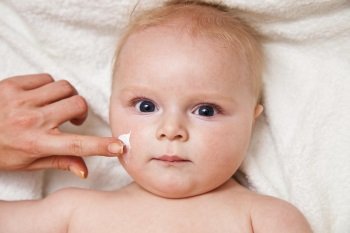 Причини і симптоми атопічного дерматиту у новонародженого
