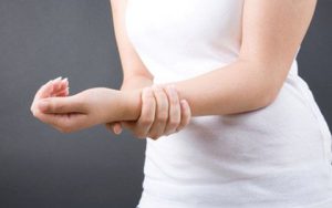 Болить передпліччя правої руки: що робити, чим лікувати, причини