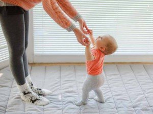Навчання дитини самостійної ходьбі