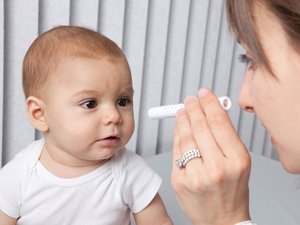 Що таке дакріоцистит у немовляти, і як його лікувати?