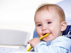 У якому віці дитина перестає зригувати їжею?