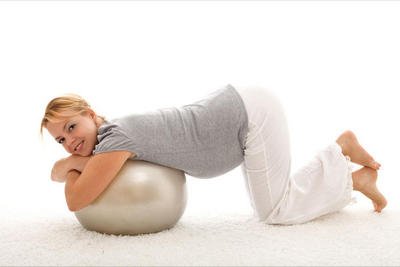 Вправи на фітболі на різних термінах вагітності і після пологів