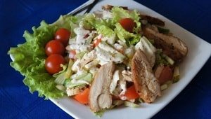 Простий, легкий і смачний салат з копченої курячої грудки