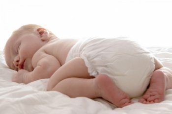 Можна немовляти укладати спати на живіт?