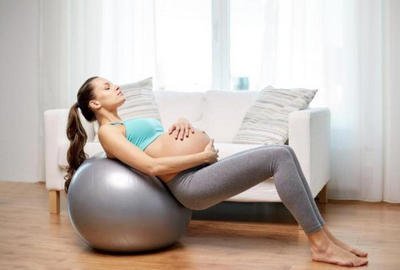 Вправи на фітболі на різних термінах вагітності і після пологів