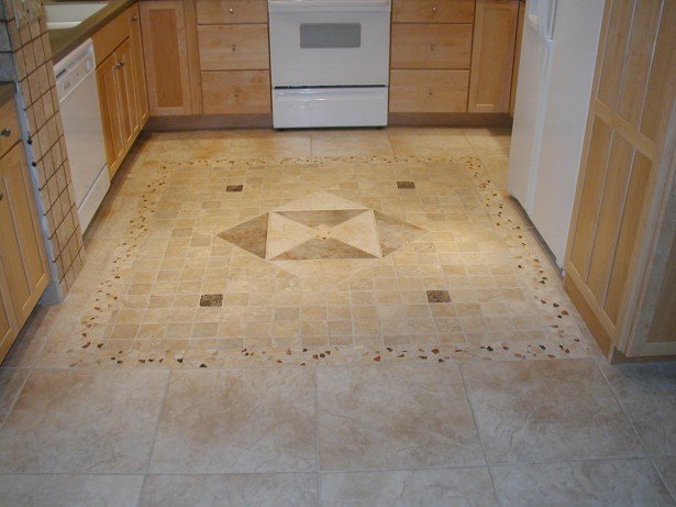 Як поєднати плитку та інші підлогові покриття на кухні
