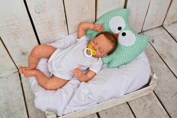 Потрібна звичайна або ортопедична подушка немовляті?
