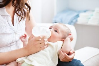 Який сумішшю краще годувати немовляти?