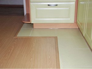 Як поєднати плитку та інші підлогові покриття на кухні