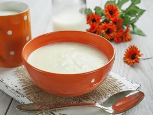 Як варити манну кашу (манку) на молоці без грудок