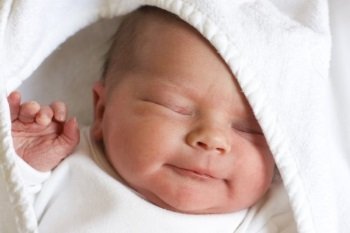 Чому зявляються прищики на обличчі у новонародженого?