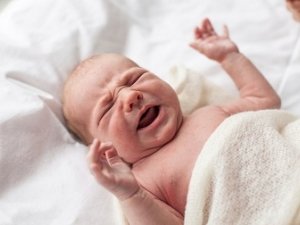 З якого віку зявляються кольки у немовляти?
