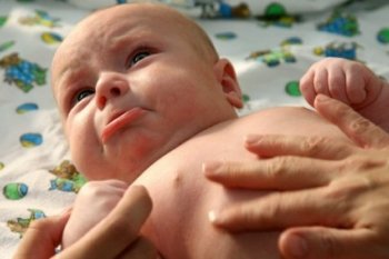 З якого віку зявляються кольки у немовляти?