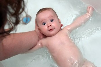 Оптимальна температура води для купання немовляти