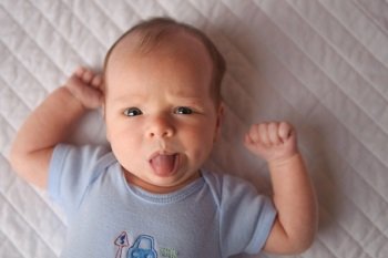 Що значить, коли новонароджений висовує язик?