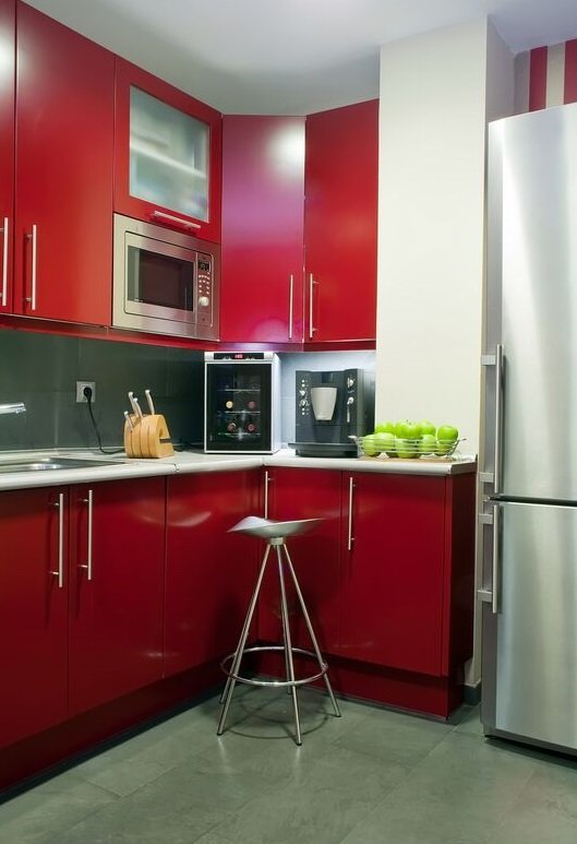 Як оформити кухню 6 кв. метрів в червоному кольорі