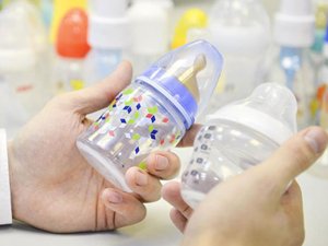 Правила годування малюка за допомогою пляшки