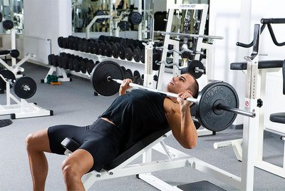 3 фітнес програми, як чоловікові зробити рельєфне тіло в спортзалі