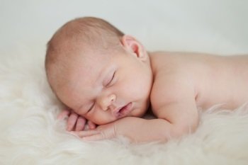 Чому малюк смикається у сні?