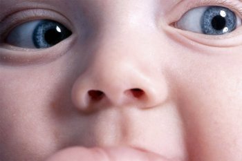 Як потрібно чистити ніс немовляти?