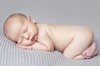 В якій позі повинна спати дитина?