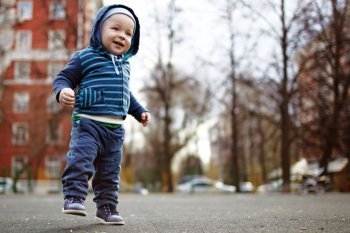 У якому віці дитина починає самостійно ходити?