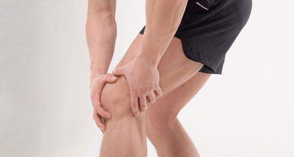 Чому болить коліно при присіданні і вставанні: причини і лікування