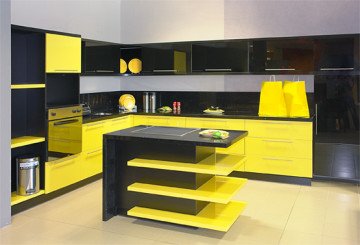 Дизайн кухні чорно жовтого кольору