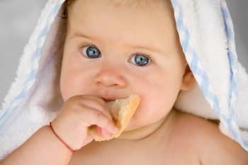 Як і коли переводити дитину на тверду їжу?