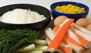 Простий рецепт класичного крабового салату з рисом