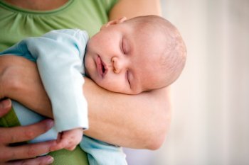 Як відучити малюка від заколисування на руках?