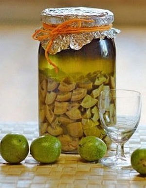 Настоянка зеленого волоського горіха на горілці – застосування, відгуки