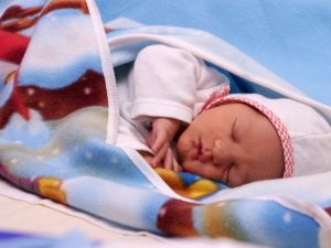 Який одяг необхідна немовляті в домашніх умовах?