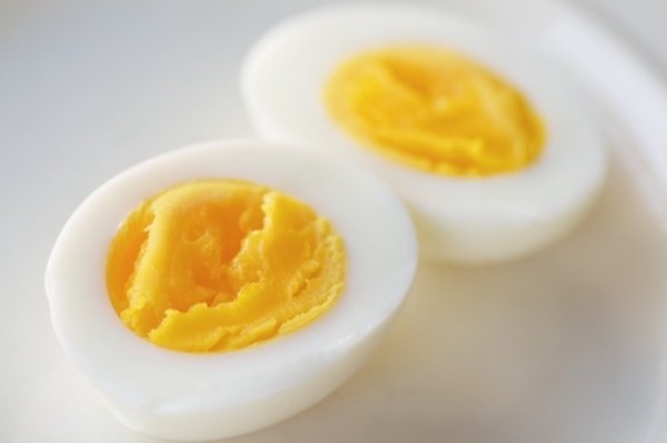 Скільки калорій у вареному яйці круто?