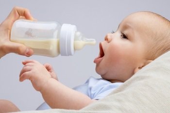 Скільки молока або суміші малюк зїдає за одне годування?