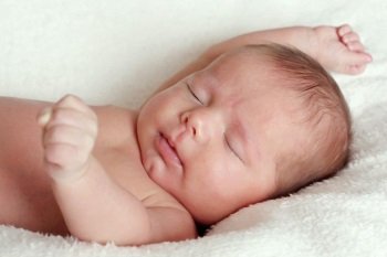 Причини появи синців під очима у новонароджених