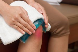 Терапевтичні методи лікування при болях в колінах: вправи, харчування, компреси, мазі