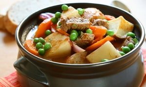 Печеня з мясом і картоплею в горщику в духовці – рецепт з фото