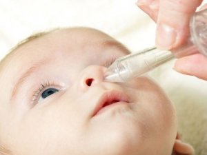 Як потрібно чистити ніс немовляти?