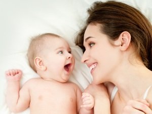 У якому віці дитина починає усміхатися і сміятися?