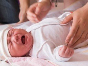 Причини, чому малюк кричить і плаче під час вигодовування
