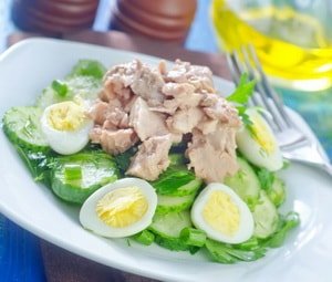 Покрокові рецепти салатів з печінки тріски