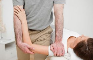 Болить плечовий суглоб правої руки: чим лікувати, причини, профілактика