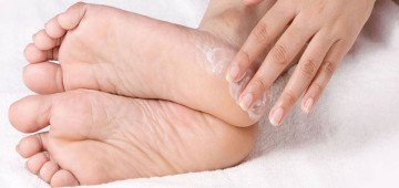 Як лікувати тріщини на пятах ніг: аптечні і народні засоби