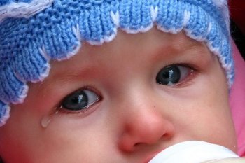 В якому віці малюк починає по справжньому плакати?