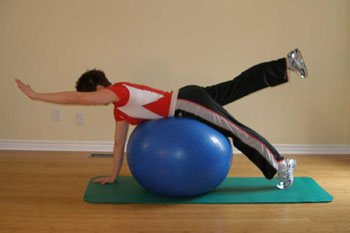 Тренування для зміцнення мязів спини і виправлення постави на фітболі